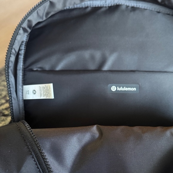 Lululemon Everywhere Backpack 22L - Picture 4 of 6